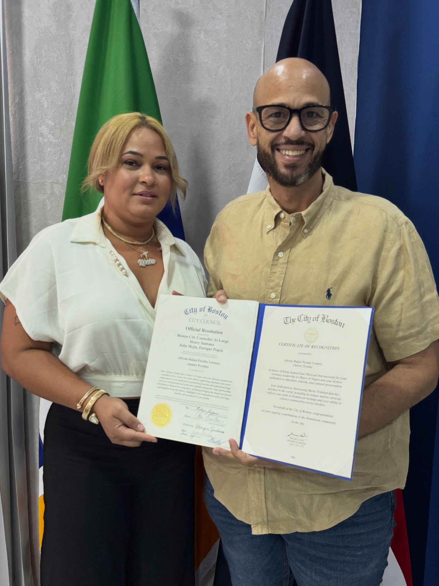 Junior Peralta recibe en el ayuntamiento de Nagua a la señora Kenia Ventura, quien en representa la casa de cultura dominicana en Boston.