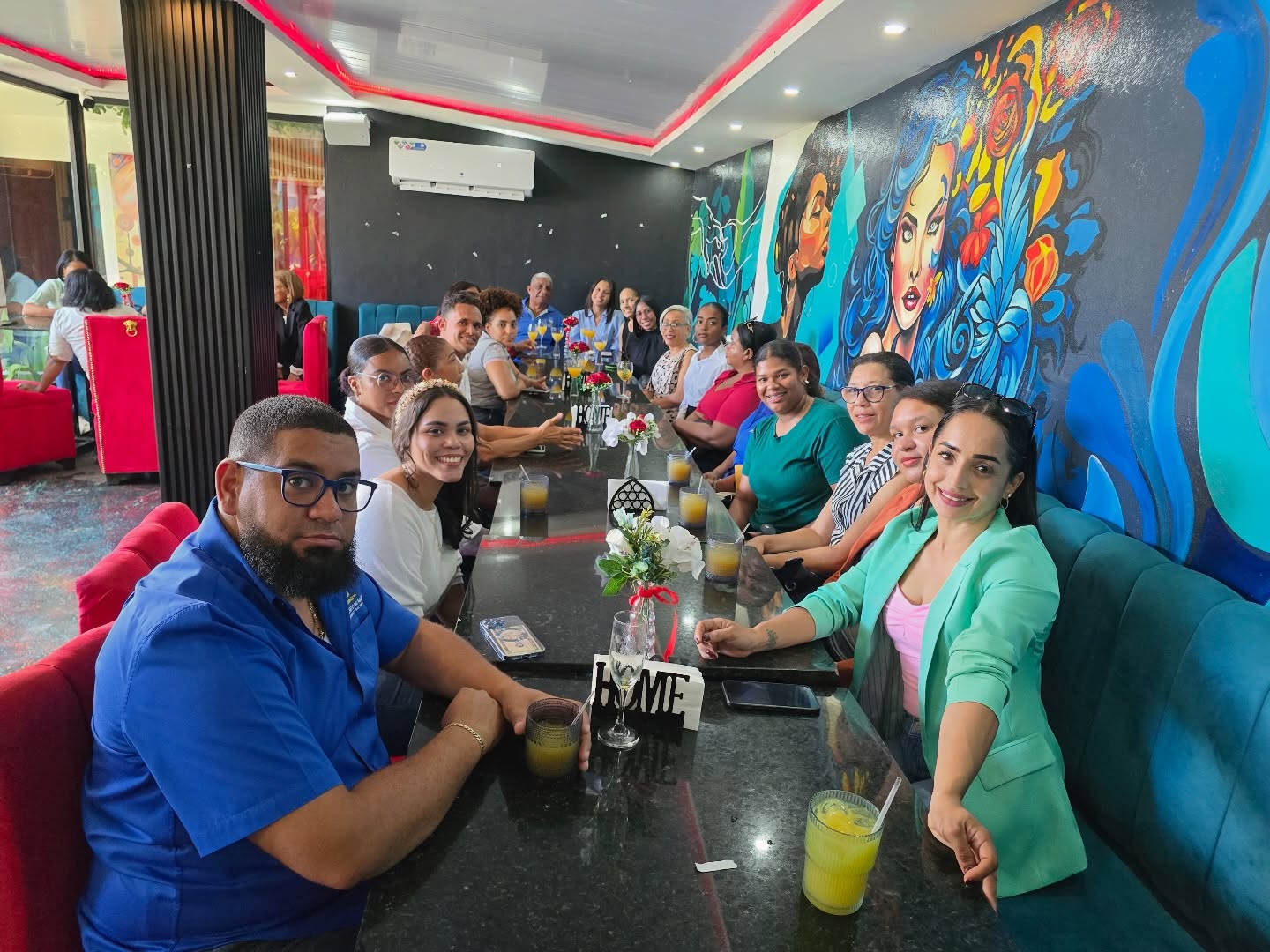 Alcalde Junior Peralta celebra el día de las secretaria junto a sus colaboradores.